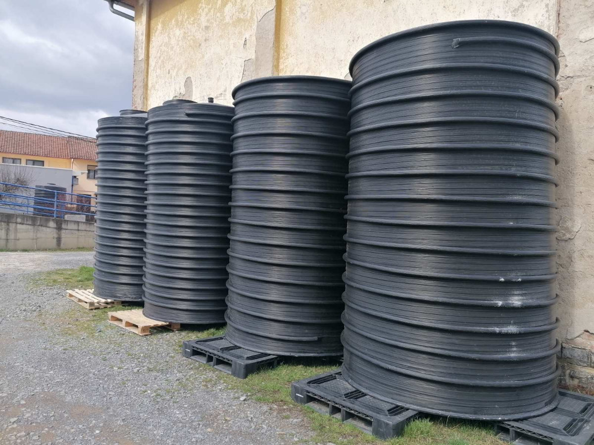 cetiri vertikalna rezervoara